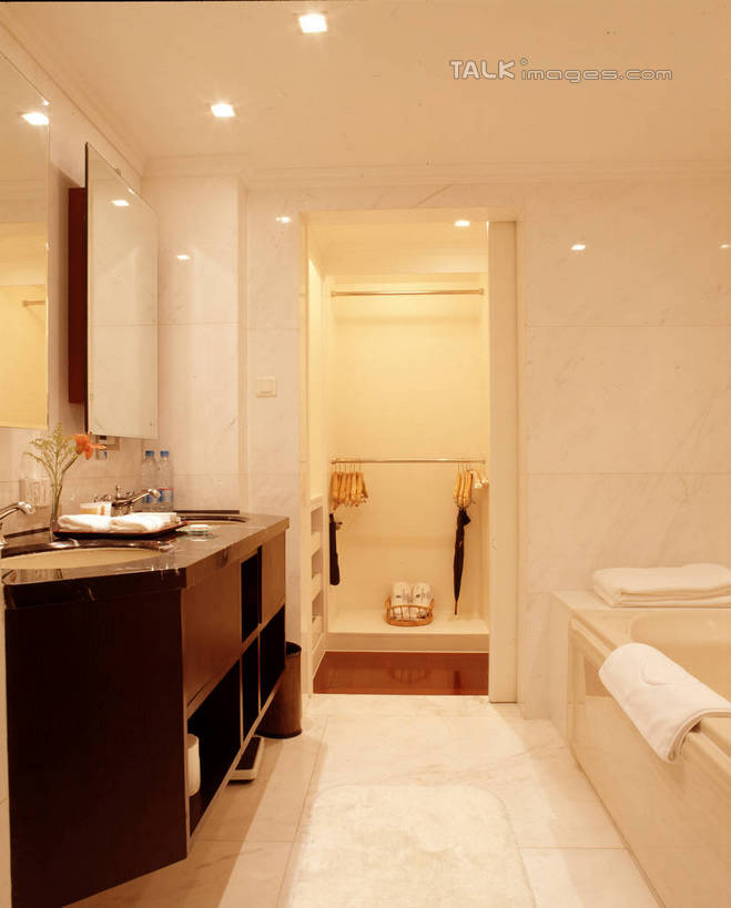 无人,家,竖图,室内,白天,正面,化妆,美容,别墅,家具,镜子,天花板,卫生间,洗手间,浴室,装修,建筑,照明,欧式,阴影,装饰,反射,光线,纺织物,水槽,水龙头,影子,房屋,墙,屋子,公寓,灯光,豪华,建设,现代,水斗,装潢,洋房,楼房,顶灯,开关,墙壁,墙面,住宅,灯,白色,化妆镜,灯具,毛巾,室内装潢,浴缸,打开,清洁,保暖,样板房,明亮,照亮,阀门,镜像,舒适,家居装潢,开启,镜面,照明设备,房屋设计,地中海风格,古典风格,简约风格,卫浴设备,室内设计,宽敞,透气,防水,样板房装潢,光学,水咀,储水,耐磨,吸水,水管装置,设计,厕所,淋浴房,彩图,冲凉房,房子,沐浴间,沐浴室,szzm1