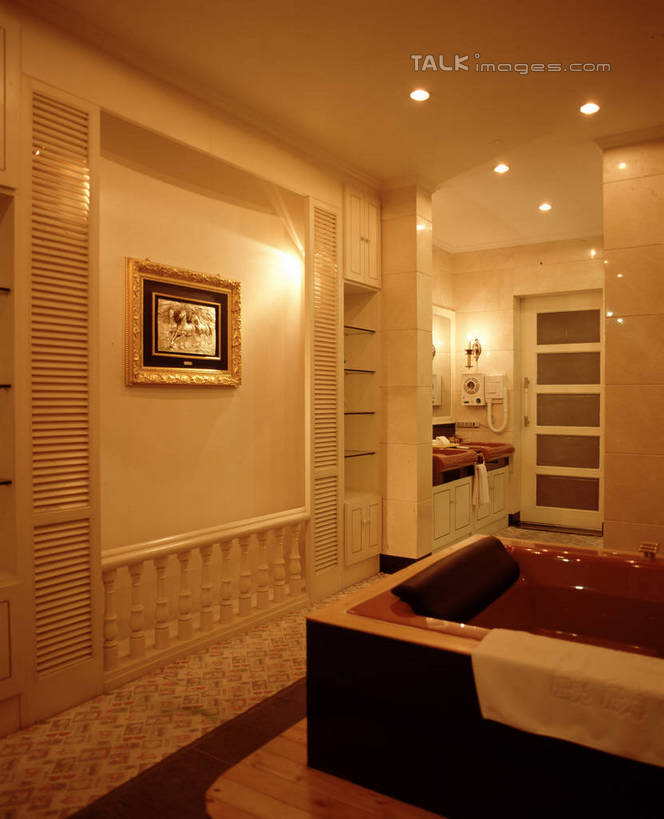 无人,家,竖图,室内,白天,正面,绘画,植物,别墅,家具,天花板,卫生间,洗手间,浴室,装修,建筑,照明,欧式,阴影,艺术,装饰,光线,纺织物,盆栽,影子,房屋,墙,屋子,公寓,灯光,盆景,古典,豪华,文化,建设,现代,装潢,洋房,楼房,顶灯,墙壁,墙面,住宅,灯,绿色,自然,工艺品,灯具,毛巾,室内装潢,浴缸,品味,清洁,生长,成长,保暖,样板房,明亮,照亮,美术,高雅,舒适,家居装潢,照明设备,挂画,房屋设计,地中海风格,古典风格,简约风格,卫浴设备,室内设计,宽敞,透气,防水,样板房装潢,美学,储水,耐磨,吸水,水管装置,设计,厕所,淋浴房,装饰画,彩图,冲凉房,房子,沐浴间,沐浴室,szzm1