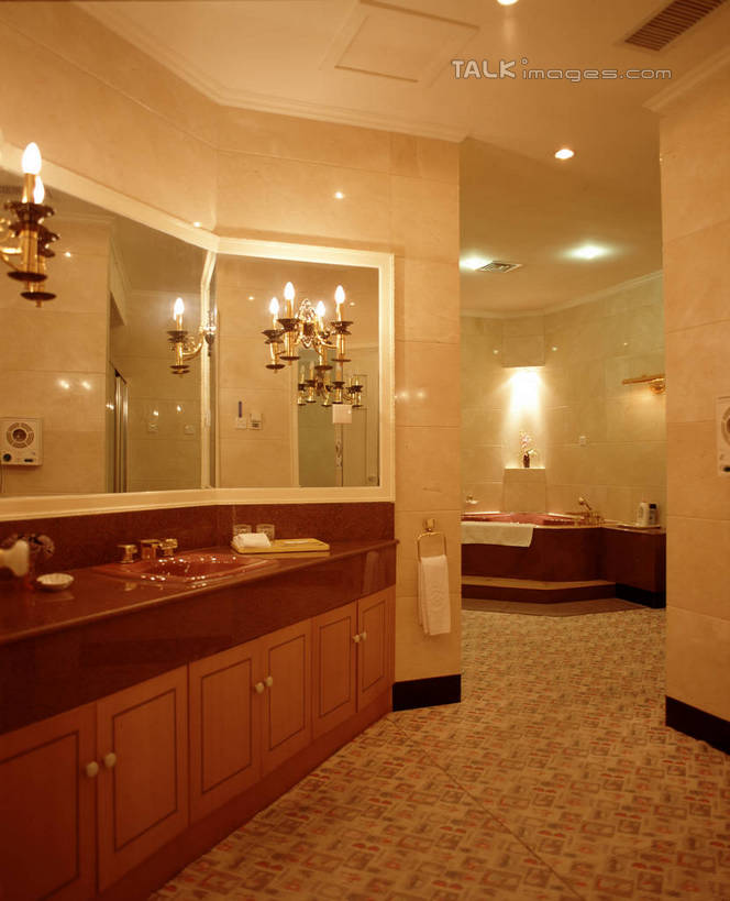 无人,家,竖图,室内,白天,正面,化妆,美容,别墅,家具,镜子,天花板,卫生间,洗手间,浴室,装修,建筑,照明,欧式,阴影,装饰,反射,光线,纺织物,水槽,水龙头,影子,房屋,墙,屋子,公寓,走道,走廊,过道,灯光,豪华,建设,现代,水斗,装潢,洋房,楼房,顶灯,开关,墙壁,墙面,住宅,灯,化妆镜,灯具,毛巾,室内装潢,打开,清洁,保暖,样板房,明亮,照亮,阀门,镜像,舒适,家居装潢,开启,镜面,照明设备,房屋设计,地中海风格,古典风格,简约风格,室内设计,宽敞,透气,防水,样板房装潢,光学,水咀,储水,耐磨,吸水,设计,厕所,淋浴房,彩图,冲凉房,房子,沐浴间,沐浴室,szzm1