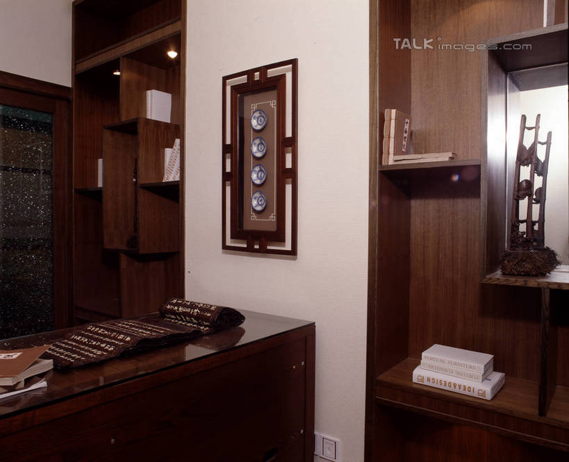 无人,家,横图,室内,白天,正面,绘画,别墅,柜子,家具,书房,天花板,装修,桌子,建筑,照明,欧式,阴影,艺术,装饰,光线,木制,影子,房屋,墙,屋子,公寓,灯光,储物柜,古典,豪华,文化,建设,现代,书桌,装潢,洋房,楼房,顶灯,墙壁,墙面,住宅,灯,课桌,木制品,工艺品,灯具,室内装潢,品味,样板房,明亮,照亮,美术,高雅,舒适,家居装潢,照明设备,储存,挂画,房屋设计,地中海风格,古典风格,简约风格,室内设计,宽敞,样板房装潢,美学,储备,蕴藏,贮备,设计,装饰画,彩图,房子,贮存,szzm1