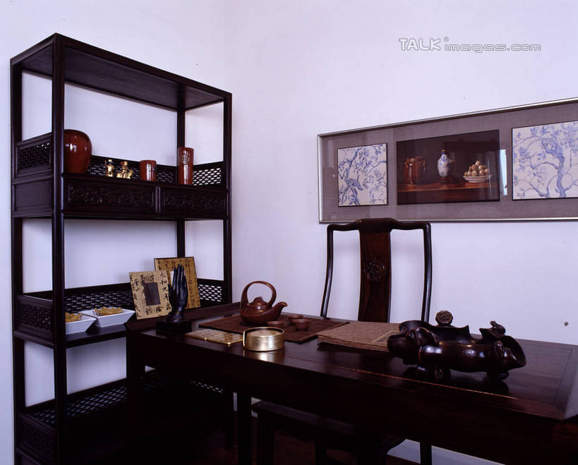 无人,家,横图,室内,白天,正面,绘画,别墅,家具,书房,装修,桌子,建筑,相框,欧式,阴影,艺术,装饰,反射,边框,壶,影子,房屋,墙,屋子,公寓,古典,豪华,置物架,文化,建设,现代,书桌,装潢,洋房,楼房,架子,墙壁,墙面,住宅,水壶,白色,茶壶,课桌,容器,工艺品,室内装潢,品味,样板房,明亮,美术,高雅,舒适,家居装潢,挂画,陈列架,房屋设计,地中海风格,古典风格,简约风格,室内设计,宽敞,样板房装潢,美学,搁架,设计,装饰画,彩图,房子,szzm1