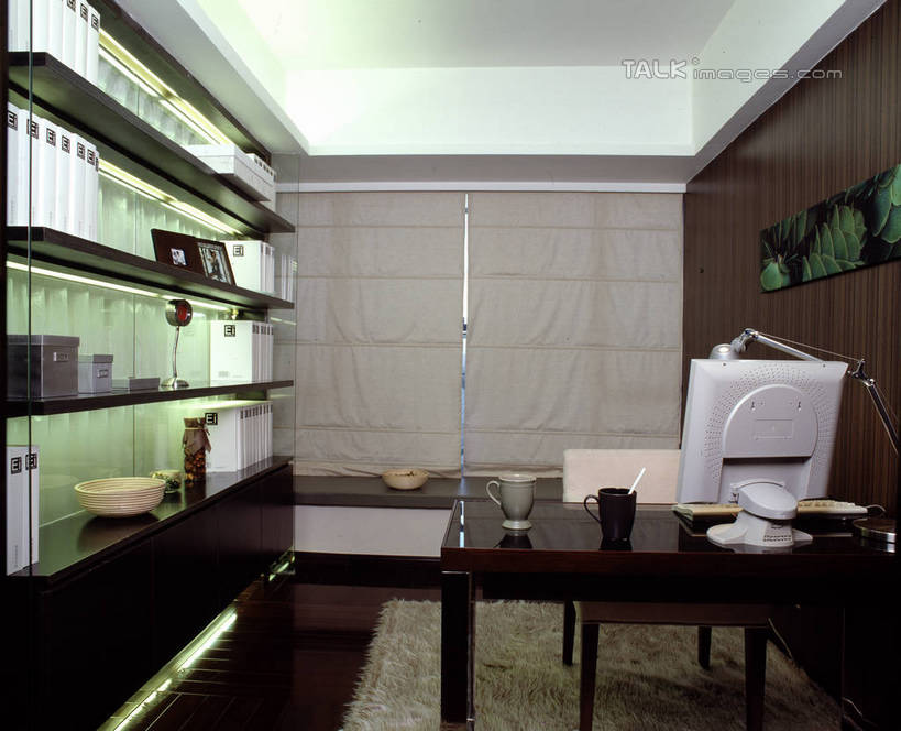 无人,家,横图,室内,白天,正面,绘画,电脑,显示器,鼠标,键盘,别墅,地毯,家具,书房,天花板,装修,桌子,建筑,书籍,欧式,阴影,艺术,装饰,编织,光线,网络,影子,手工艺品,房屋,墙,屋子,公寓,灯光,织物,古典,豪华,置物架,文化,输入设备,通讯设备,建设,现代,书桌,装潢,洋房,楼房,架子,墙壁,墙面,住宅,课桌,书本,工艺品,室内装潢,品味,台式电脑,华丽,修饰,样板房,明亮,美术,点缀,高雅,舒适,家居装潢,挂画,通信设备,陈列架,房屋设计,地中海风格,古典风格,简约风格,室内设计,输出设备,宽敞,样板房装潢,美学,衬托,美观,雅致,雅观,搁架,设计,书,图书,装饰画,彩图,房子,szzm1