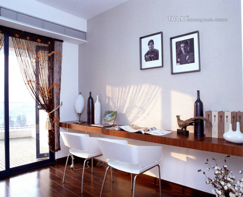 无人,家,横图,室内,白天,正面,别墅,窗户,窗帘,地板,家具,落地窗,书房,装修,桌子,建筑,花瓶,欧式,阴影,装饰,反射,电器,影子,房屋,墙,屋子,公寓,地面,豪华,建设,现代,书桌,装潢,洋房,楼房,木地板,玻璃窗,墙壁,墙面,住宅,玻璃制品,空调,白色,帘子,玻璃瓶,课桌,瓶子,室内装潢,遮阳,华丽,修饰,样板房,明亮,点缀,调节,舒适,家电,家居装潢,家用电器,调整,房屋设计,地中海风格,古典风格,简约风格,室内设计,宽敞,样板房装潢,衬托,美观,雅致,雅观,空气调节器,设计,彩图,房子,szzm1