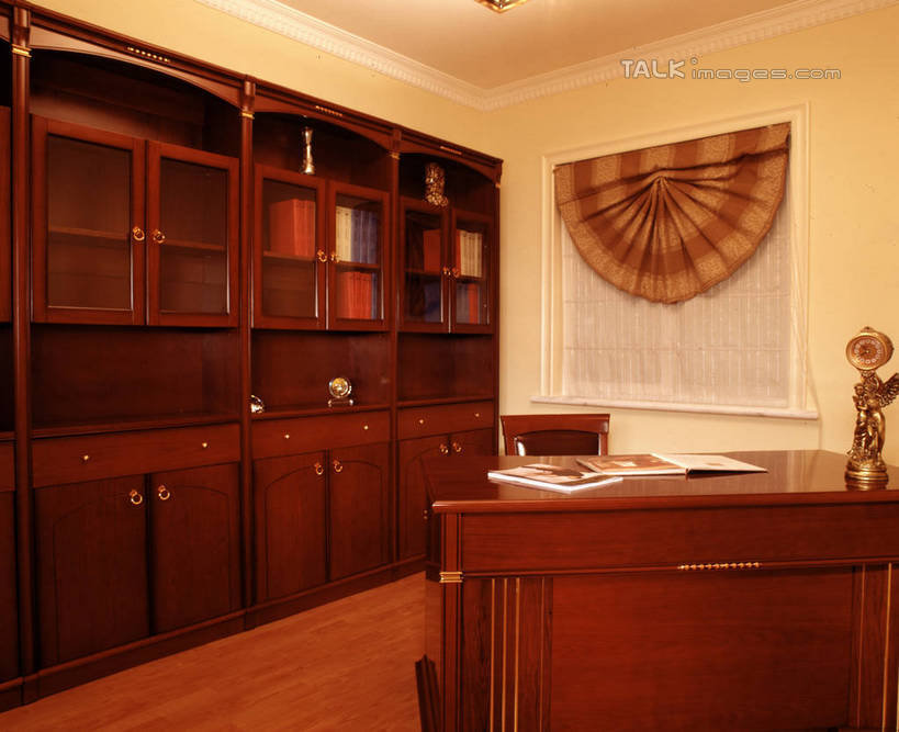 无人,家,横图,室内,白天,正面,阅读,别墅,窗户,窗帘,柜子,家具,书房,台灯,天花板,装修,桌子,建筑,杂志,欧式,学习,阴影,装饰,光线,木制,影子,房屋,墙,屋子,公寓,灯光,储物柜,豪华,建设,现代,书桌,装潢,洋房,楼房,玻璃窗,墙壁,墙面,住宅,帘子,课桌,木制品,室内装潢,看,遮阳,读书,浏览,华丽,修饰,样板房,明亮,点缀,舒适,家居装潢,储存,房屋设计,地中海风格,古典风格,简约风格,室内设计,宽敞,样板房装潢,衬托,美观,雅致,雅观,储备,蕴藏,贮备,设计,彩图,房子,贮存,szzm1