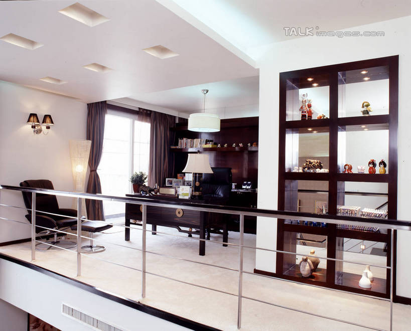 无人,家,栏杆,横图,室内,白天,正面,植物,别墅,窗户,窗帘,柜子,家具,落地窗,书房,天花板,装修,桌子,建筑,照明,欧式,阴影,装饰,光线,盆栽,影子,房屋,墙,屋子,公寓,围栏,灯光,盆景,储物柜,豪华,建设,现代,书桌,装潢,洋房,护栏,楼房,顶灯,玻璃窗,墙壁,墙面,住宅,灯,绿色,白色,自然,帘子,课桌,灯具,室内装潢,遮阳,生长,成长,华丽,修饰,样板房,明亮,照亮,点缀,舒适,家居装潢,照明设备,储存,房屋设计,地中海风格,古典风格,简约风格,室内设计,宽敞,样板房装潢,衬托,美观,雅致,雅观,储备,蕴藏,贮备,设计,彩图,房子,贮存,szzm1