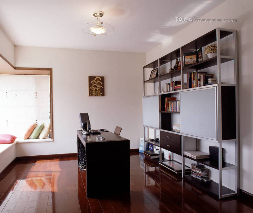 无人,家,横图,室内,白天,正面,绘画,电脑,显示器,鼠标,键盘,别墅,窗户,地板,家具,书房,天花板,装修,建筑,书籍,椅子,照明,欧式,阴影,艺术,装饰,光线,网络,影子,房屋,墙,屋子,公寓,灯光,地面,古典,豪华,文化,输入设备,通讯设备,建设,现代,装潢,洋房,楼房,顶灯,木地板,玻璃窗,墙壁,墙面,住宅,灯,白色,工艺品,灯具,室内装潢,书柜,品味,台式电脑,书橱,样板房,明亮,照亮,美术,高雅,舒适,家居装潢,照明设备,挂画,通信设备,房屋设计,地中海风格,古典风格,简约风格,室内设计,输出设备,宽敞,样板房装潢,美学,设计,书,图书,装饰画,彩图,房子,szzm1