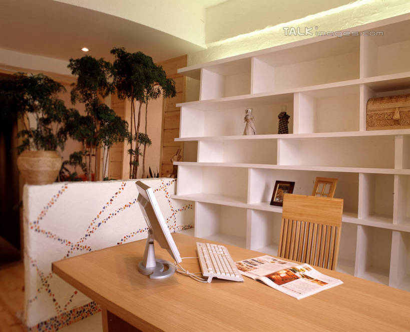 无人,家,横图,室内,白天,正面,绘画,阅读,电脑,显示器,鼠标,键盘,植物,别墅,家具,书房,天花板,装修,桌子,建筑,杂志,椅子,相框,照明,欧式,学习,阴影,艺术,装饰,光线,网络,木制,盆栽,影子,房屋,墙,屋子,公寓,灯光,盆景,古典,豪华,文化,输入设备,通讯设备,建设,现代,书桌,装潢,洋房,楼房,顶灯,墙壁,墙面,住宅,灯,绿色,自然,课桌,木制品,工艺品,灯具,室内装潢,看,品味,台式电脑,读书,浏览,生长,成长,样板房,明亮,照亮,美术,高雅,舒适,家居装潢,照明设备,挂画,通信设备,房屋设计,地中海风格,古典风格,简约风格,室内设计,输出设备,宽敞,样板房装潢,美学,设计,装饰画,彩图,房子,szzm1