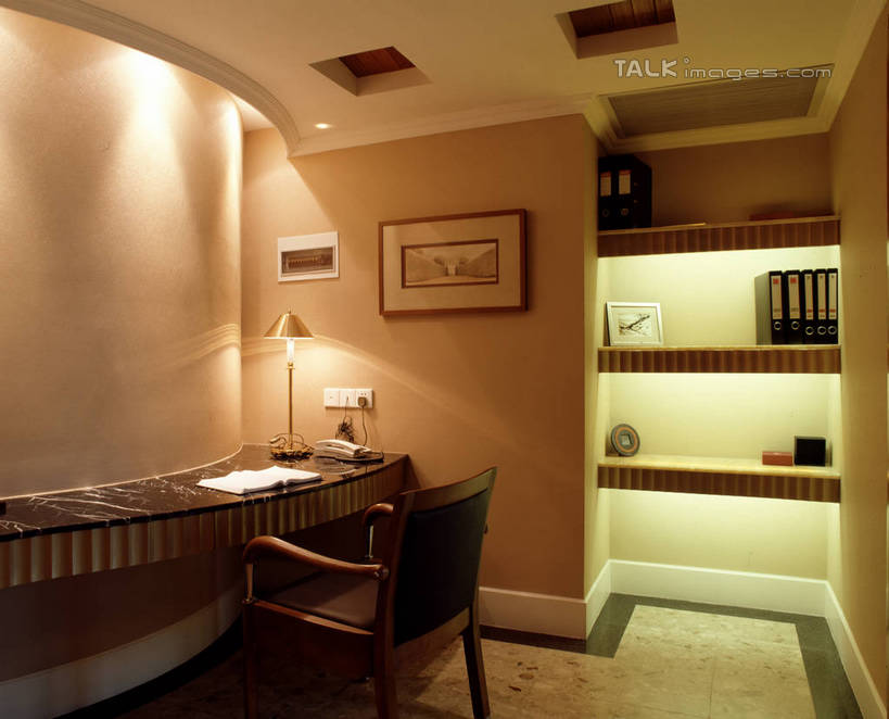 无人,家,横图,室内,白天,正面,绘画,别墅,家具,书房,台灯,天花板,装修,桌子,建筑,书籍,照明,欧式,阴影,艺术,装饰,光线,影子,房屋,墙,屋子,公寓,灯光,古典,豪华,置物架,文化,建设,现代,书桌,装潢,洋房,楼房,顶灯,架子,墙壁,墙面,住宅,灯,课桌,书本,工艺品,灯具,室内装潢,书柜,品味,书橱,样板房,明亮,照亮,美术,高雅,舒适,家居装潢,照明设备,挂画,陈列架,房屋设计,地中海风格,古典风格,简约风格,室内设计,宽敞,样板房装潢,美学,搁架,设计,书,图书,装饰画,彩图,房子,szzm1