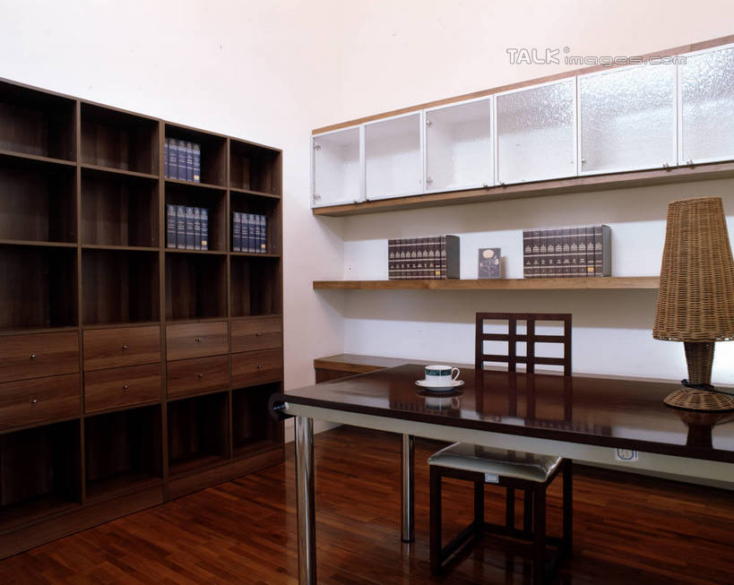 无人,家,横图,室内,白天,正面,地板,柜子,家具,书房,台灯,天花板,装修,桌子,建筑,书籍,椅子,照明,阴影,装饰,反射,木制,影子,房屋,木椅,墙,屋子,公寓,灯光,地面,古典,建设,书桌,装潢,洋房,楼房,木地板,墙壁,墙面,住宅,灯,白色,课桌,木制品,书本,橱柜,灯具,室内装潢,书柜,中式,书橱,样板房,明亮,照亮,舒适,家居装潢,照明设备,储存,房屋设计,室内设计,宽敞,样板房装潢,储备,蕴藏,贮备,设计,书,图书,彩图,房子,贮存,szzm1