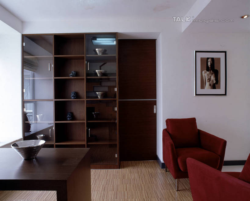 无人,家,横图,室内,白天,正面,绘画,别墅,家具,沙发,书房,天花板,装修,桌子,建筑,工艺美术品,欧式,阴影,艺术,装饰,反射,瓷砖,地砖,影子,房屋,墙,屋子,公寓,艺术品,地面,古典,豪华,置物架,文化,建设,现代,书桌,装潢,洋房,楼房,架子,墙壁,墙面,住宅,红色,白色,课桌,工艺品,室内装潢,品味,工艺,样板房,明亮,美术,高雅,舒适,家居装潢,挂画,陈列架,房屋设计,地中海风格,古典风格,简约风格,布艺沙发,室内设计,宽敞,样板房装潢,美学,搁架,设计,装饰画,彩图,房子,szzm1