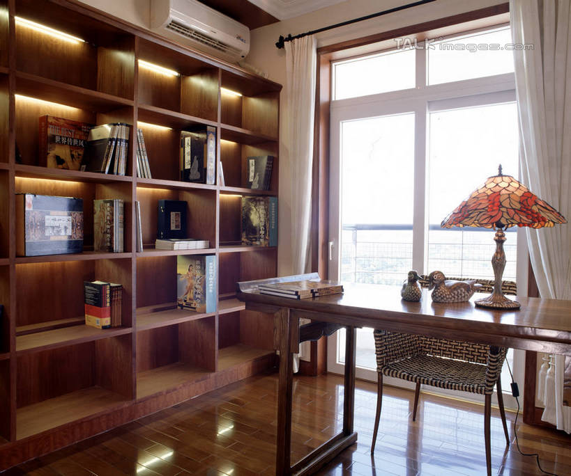 无人,家,横图,室内,白天,正面,别墅,窗户,窗帘,地板,家具,书房,台灯,装修,桌子,建筑,书籍,照明,欧式,阴影,装饰,光线,电器,影子,房屋,屋子,公寓,灯光,地面,豪华,建设,现代,书桌,装潢,洋房,楼房,顶灯,木地板,玻璃窗,住宅,灯,空调,帘子,课桌,书本,灯具,室内装潢,遮阳,华丽,修饰,样板房,明亮,照亮,点缀,调节,舒适,家电,家居装潢,家用电器,照明设备,调整,房屋设计,地中海风格,古典风格,简约风格,室内设计,宽敞,样板房装潢,衬托,美观,雅致,雅观,空气调节器,设计,书,图书,彩图,房子,szzm1