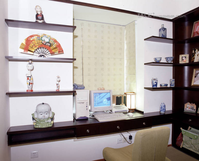 无人,家,横图,室内,白天,正面,电脑,显示器,鼠标,键盘,家具,书房,装修,桌子,建筑,书籍,相框,工艺美术品,阴影,艺术,装饰,反射,网络,边框,扇子,影子,折扇,纸扇,房屋,墙,屋子,公寓,艺术品,古典,清凉,凉爽,文化,输入设备,通讯设备,建设,书桌,装潢,洋房,楼房,墙壁,墙面,住宅,白色,课桌,书本,工艺品,室内装潢,中式,台式电脑,工艺,样板房,明亮,美术,舒适,家居装潢,通信设备,房屋设计,室内设计,输出设备,宽敞,样板房装潢,撒扇,设计,书,图书,彩图,房子,传统文化,szzm1