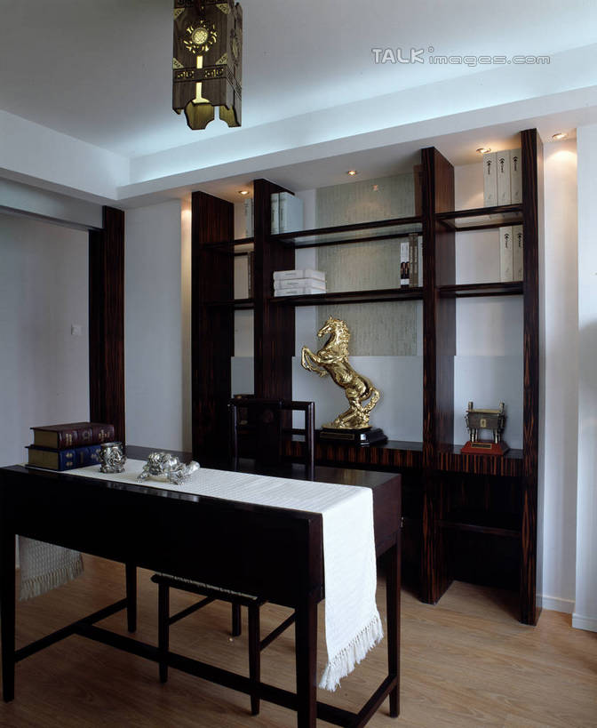 无人,家,竖图,室内,白天,正面,别墅,地板,家具,书房,天花板,装修,桌子,建筑,工艺美术品,照明,欧式,阴影,艺术,装饰,光线,影子,房屋,墙,屋子,公寓,灯光,艺术品,地面,豪华,建设,现代,书桌,装潢,洋房,楼房,顶灯,木地板,墙壁,墙面,住宅,灯,课桌,工艺品,灯具,室内装潢,工艺,样板房,明亮,照亮,美术,舒适,家居装潢,照明设备,房屋设计,地中海风格,古典风格,简约风格,室内设计,宽敞,样板房装潢,设计,彩图,房子,szzm1