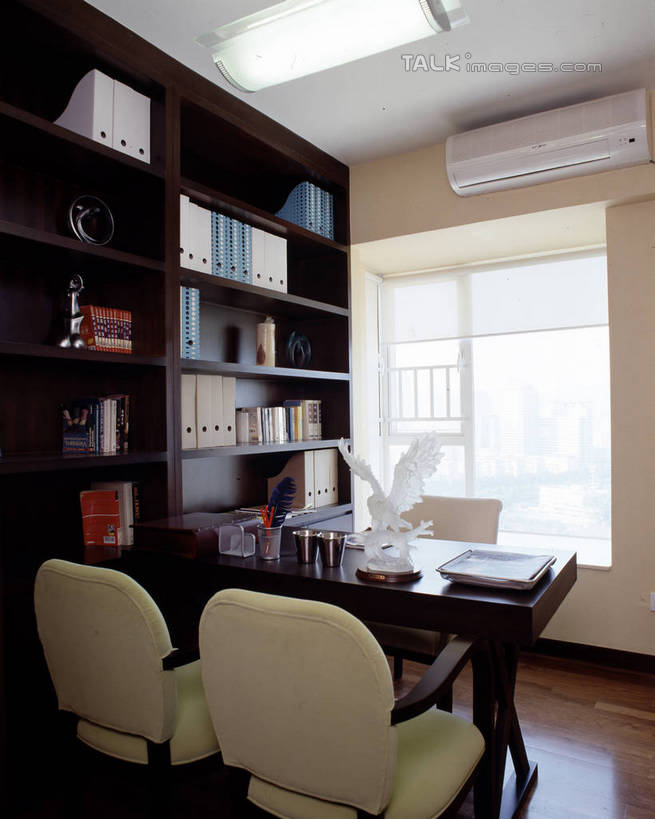 无人,家,竖图,室内,白天,正面,别墅,窗户,柜子,家具,书房,天花板,装修,桌子,建筑,书籍,椅子,照明,欧式,装饰,电器,房屋,墙,屋子,公寓,灯光,豪华,建设,现代,书桌,装潢,洋房,楼房,顶灯,玻璃窗,墙壁,墙面,住宅,灯,空调,白色,课桌,书本,橱柜,灯具,室内装潢,书柜,书橱,样板房,明亮,照亮,调节,舒适,家电,家居装潢,家用电器,照明设备,储存,调整,房屋设计,地中海风格,古典风格,简约风格,室内设计,宽敞,样板房装潢,储备,蕴藏,贮备,空气调节器,设计,书,图书,彩图,房子,贮存,szzm1