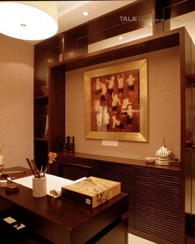 无人,家,竖图,室内,白天,正面,绘画,别墅,家具,书房,天花板,装修,桌子,建筑,书籍,照明,欧式,阴影,艺术,装饰,光线,笔,影子,房屋,墙,屋子,公寓,灯光,办公用品,古典,豪华,文化,建设,现代,书桌,装潢,洋房,楼房,顶灯,水笔,墙壁,墙面,住宅,灯,文具,课桌,学习用品,书本,工艺品,灯具,室内装潢,品味,文具用品,样板房,明亮,照亮,美术,高雅,舒适,家居装潢,照明设备,挂画,房屋设计,地中海风格,古典风格,简约风格,室内设计,宽敞,样板房装潢,美学,设计,书,图书,装饰画,彩图,房子,szzm1