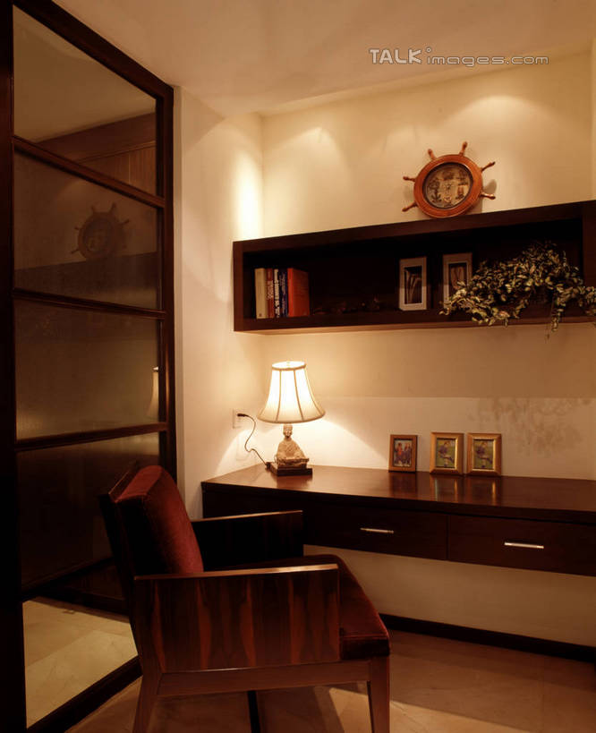 无人,家,竖图,室内,白天,正面,家具,书房,台灯,天花板,装修,桌子,建筑,书籍,照明,阴影,装饰,光线,木制,影子,房屋,墙,屋子,公寓,灯光,古典,建设,书桌,装潢,洋房,楼房,墙壁,墙面,住宅,灯,课桌,木制品,灯具,室内装潢,书柜,中式,书橱,样板房,明亮,照亮,舒适,家居装潢,照明设备,房屋设计,室内设计,宽敞,样板房装潢,设计,书,图书,彩图,房子,szzm1