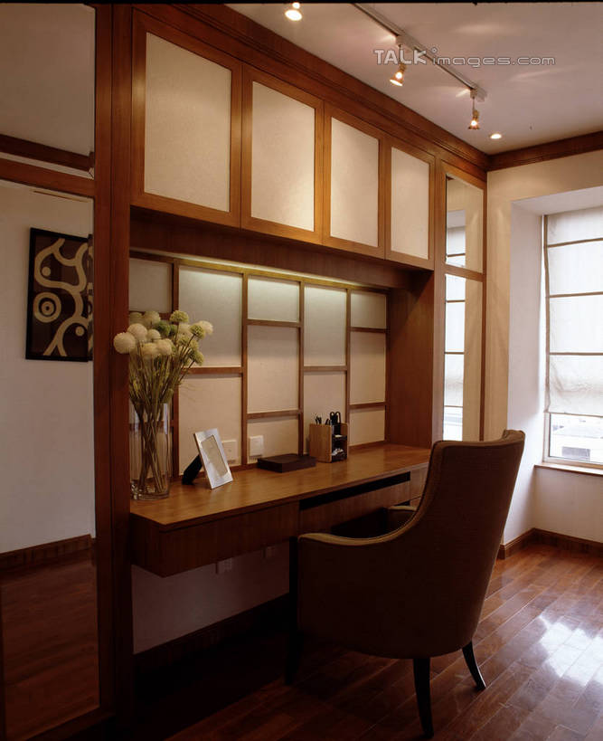 无人,家,竖图,室内,白天,正面,绘画,窗户,地板,家具,书房,天花板,装修,桌子,建筑,椅子,照明,阴影,艺术,装饰,光线,影子,房屋,墙,屋子,公寓,灯光,地面,古典,文化,建设,书桌,装潢,洋房,楼房,顶灯,木地板,玻璃窗,墙壁,墙面,住宅,灯,课桌,工艺品,灯具,室内装潢,品味,中式,样板房,明亮,照亮,美术,高雅,舒适,家居装潢,照明设备,挂画,房屋设计,室内设计,宽敞,样板房装潢,美学,设计,装饰画,彩图,房子,szzm1