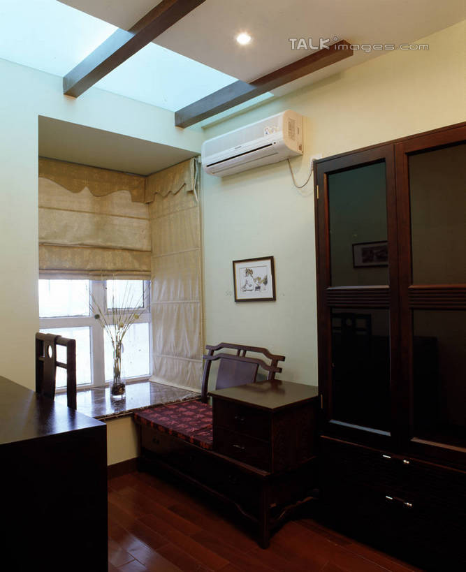 无人,家,竖图,室内,白天,正面,绘画,窗户,柜子,家具,书房,天花板,装修,建筑,椅子,照明,阴影,艺术,装饰,光线,影子,房屋,木椅,墙,屋子,公寓,灯光,储物柜,古典,文化,建设,装潢,洋房,楼房,顶灯,玻璃窗,墙壁,墙面,住宅,灯,白色,工艺品,灯具,室内装潢,品味,中式,样板房,明亮,照亮,美术,高雅,舒适,家居装潢,照明设备,储存,挂画,房屋设计,室内设计,宽敞,样板房装潢,美学,储备,蕴藏,贮备,设计,装饰画,彩图,房子,贮存,szzm1