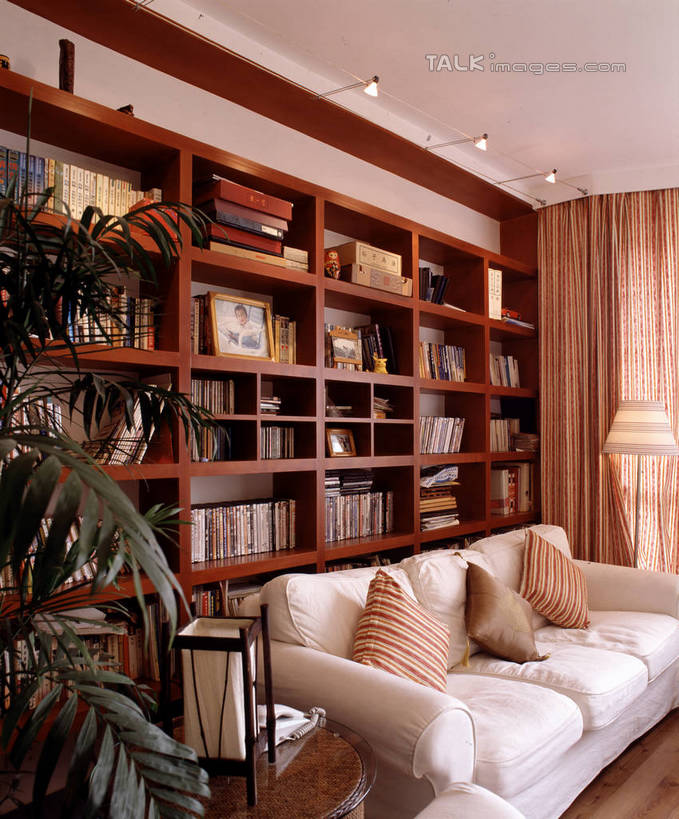 无人,家,竖图,室内,白天,正面,植物,别墅,家具,靠垫,沙发,书房,天花板,装修,建筑,书籍,照明,欧式,阴影,装饰,光线,盆栽,影子,房屋,墙,屋子,公寓,灯光,靠枕,盆景,豪华,建设,现代,装潢,洋房,楼房,顶灯,墙壁,墙面,住宅,灯,绿色,自然,灯具,垫子,室内装潢,书柜,枕头,书橱,生长,成长,样板房,明亮,照亮,舒适,家居装潢,照明设备,房屋设计,地中海风格,古典风格,简约风格,布艺沙发,室内设计,宽敞,样板房装潢,设计,书,图书,彩图,房子,szzm1