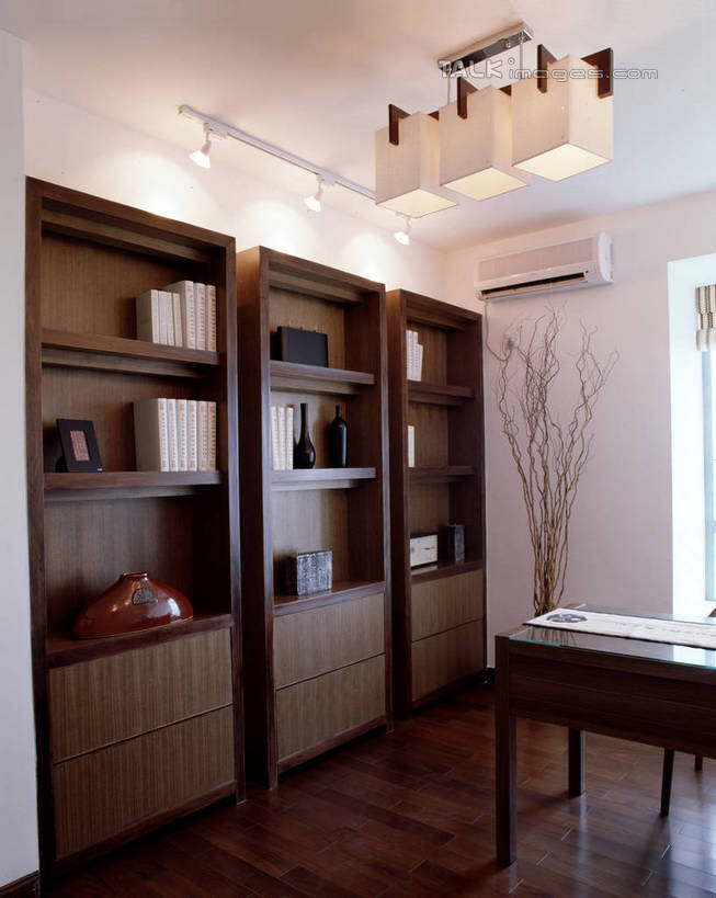 无人,家,竖图,室内,白天,正面,植物,别墅,地板,柜子,天花板,装修,桌子,建筑,书籍,照明,欧式,阴影,装饰,光线,盆栽,影子,房屋,墙,屋子,公寓,灯光,盆景,地面,豪华,建设,现代,书桌,装潢,洋房,楼房,顶灯,木地板,墙壁,墙面,住宅,灯,绿色,自然,课桌,书本,橱柜,灯具,室内装潢,书柜,书橱,生长,成长,样板房,明亮,照亮,舒适,家居装潢,照明设备,储存,房屋设计,地中海风格,古典风格,简约风格,室内设计,宽敞,样板房装潢,储备,蕴藏,贮备,设计,书,图书,彩图,房子,贮存,szzm1