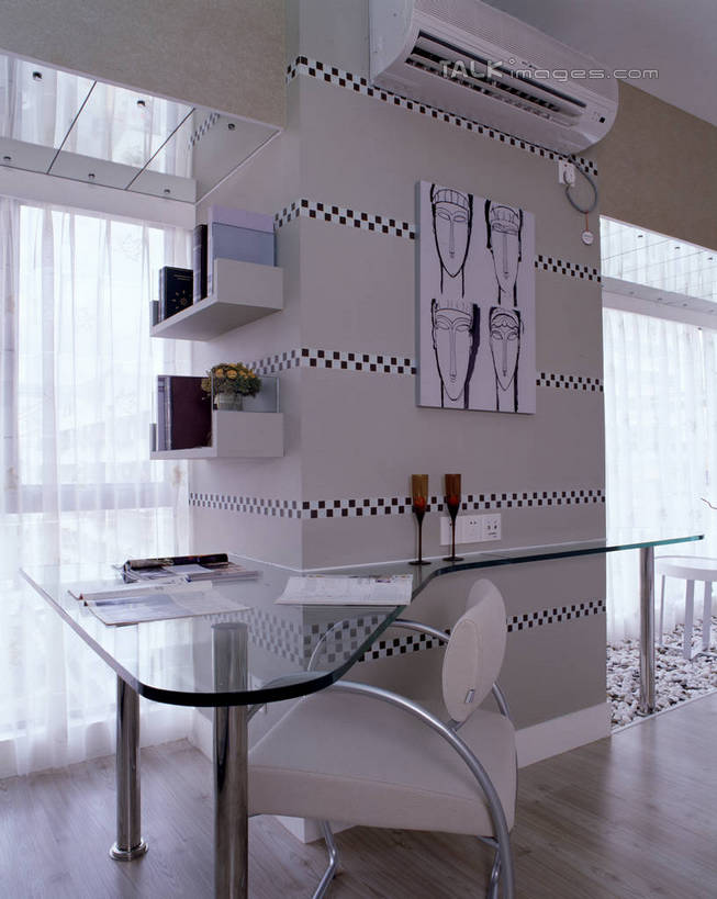 无人,家,竖图,室内,白天,正面,绘画,别墅,窗户,窗帘,家具,书房,天花板,装修,桌子,建筑,椅子,欧式,阴影,艺术,装饰,反射,电器,影子,房屋,墙,屋子,公寓,古典,豪华,文化,建设,现代,书桌,装潢,洋房,楼房,玻璃窗,墙壁,墙面,住宅,空调,帘子,课桌,工艺品,室内装潢,品味,遮阳,华丽,修饰,样板房,明亮,美术,点缀,调节,高雅,舒适,家电,家居装潢,家用电器,挂画,调整,房屋设计,地中海风格,古典风格,简约风格,室内设计,宽敞,样板房装潢,美学,衬托,美观,雅致,雅观,空气调节器,设计,装饰画,彩图,房子,szzm1