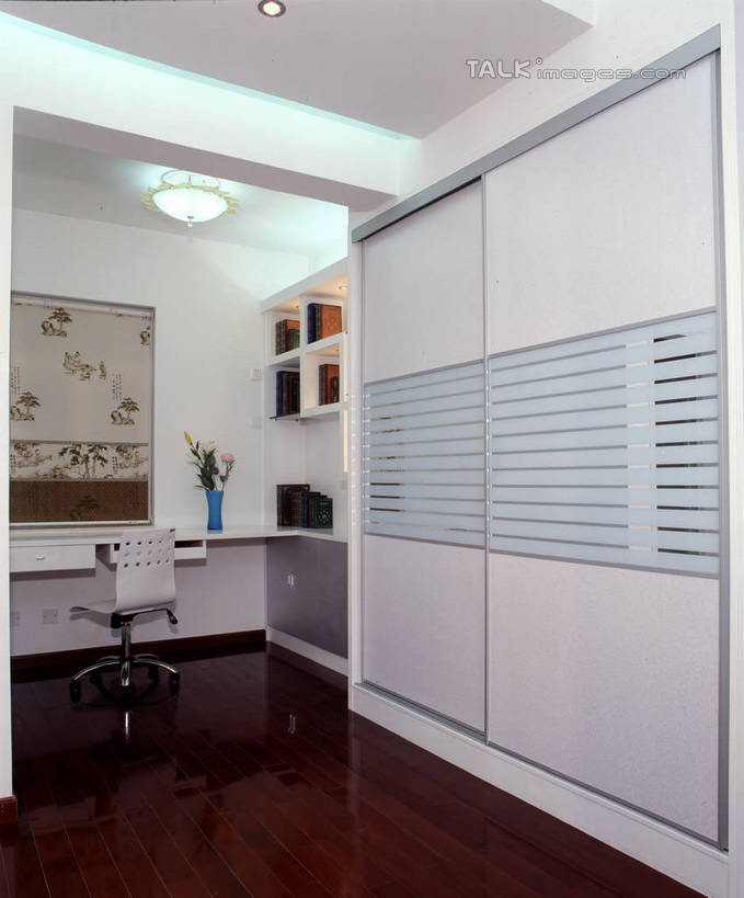 无人,家,竖图,室内,白天,正面,植物,别墅,窗户,柜子,家具,书房,天花板,装修,桌子,建筑,书籍,照明,欧式,阴影,装饰,光线,盆栽,影子,房屋,墙,屋子,公寓,灯光,盆景,储物柜,豪华,建设,现代,书桌,装潢,洋房,楼房,顶灯,玻璃窗,墙壁,墙面,住宅,灯,绿色,白色,自然,课桌,书本,灯具,室内装潢,生长,成长,样板房,明亮,照亮,舒适,家居装潢,照明设备,储存,房屋设计,地中海风格,古典风格,简约风格,室内设计,宽敞,样板房装潢,储备,蕴藏,贮备,设计,书,图书,彩图,房子,贮存,szzm1