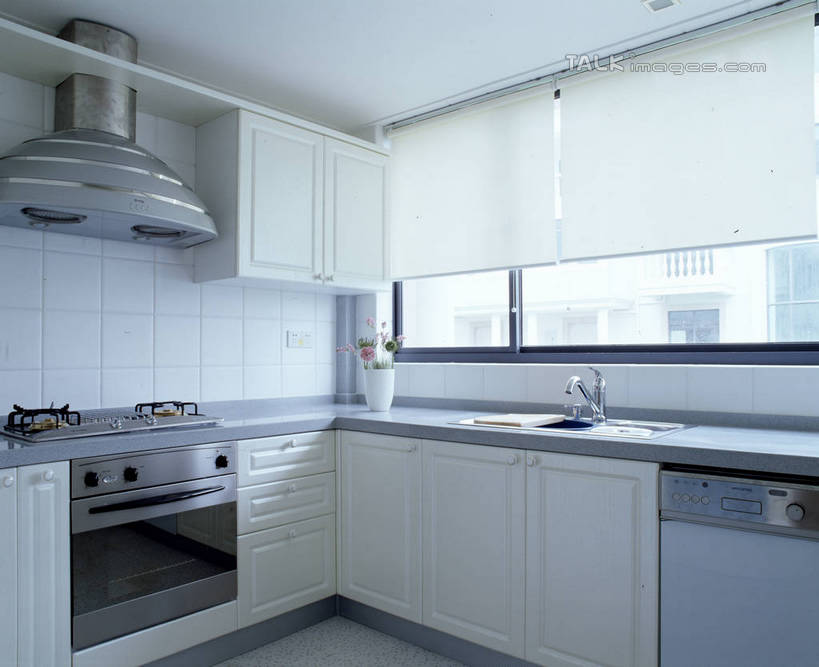 无人,家,横图,室内,白天,正面,烹饪,植物,别墅,厨房,窗户,柜子,家具,天花板,装修,桌面,桌子,建筑,厨具,欧式,阴影,装饰,反射,电器,工具,烤炉,烤箱,盆栽,影子,房屋,墙,屋子,公寓,盆景,储物柜,豪华,干净,建设,现代,装潢,洋房,楼房,玻璃窗,墙壁,墙面,住宅,绿色,白色,自然,室内装潢,生长,成长,油烟机,样板房,明亮,卫生,舒适,家电,家居装潢,家用电器,吸油烟机,储存,房屋设计,地中海风格,古典风格,简约风格,炊具,室内设计,宽敞,烹饪用具,样板房装潢,储备,蕴藏,贮备,设计,烹调用具,烹调,彩图,房子,灶间,厨房料理台,贮存,小家电,料理台,szzm1