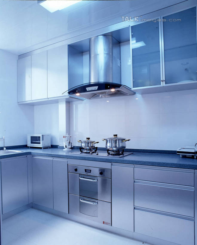 无人,家,竖图,室内,白天,正面,烹饪,别墅,厨房,柜子,家具,天花板,装修,桌面,桌子,建筑,厨具,金属制品,照明,欧式,阴影,装饰,光线,金属,电器,炖锅,工具,锅子,影子,房屋,墙,屋子,公寓,灯光,储物柜,豪华,干净,建设,现代,装潢,锅,洋房,楼房,顶灯,墙壁,墙面,住宅,灯,灯具,室内装潢,锅具,油烟机,灶具,微波炉,样板房,明亮,照亮,卫生,舒适,家电,家居装潢,家用电器,吸油烟机,照明设备,储存,燃气灶,房屋设计,微波,地中海风格,古典风格,简约风格,炊具,室内设计,宽敞,烹饪用具,样板房装潢,燃气具,储备,蕴藏,贮备,设计,烹调用具,烹调,彩图,房子,灶间,厨房料理台,贮存,小家电,料理台,szzm1