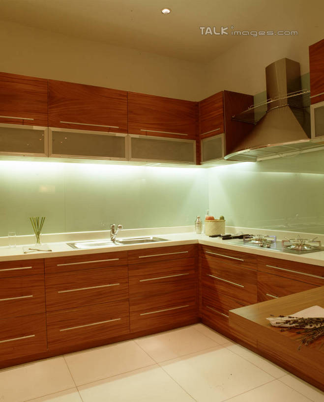 无人,家,竖图,室内,白天,正面,别墅,厨房,柜子,家具,天花板,装修,桌面,桌子,建筑,厨具,照明,欧式,阴影,装饰,光线,工具,水槽,水龙头,影子,房屋,墙,屋子,公寓,灯光,储物柜,豪华,干净,建设,现代,水斗,装潢,洋房,楼房,顶灯,开关,墙壁,墙面,住宅,灯,灯具,室内装潢,打开,油烟机,样板房,明亮,照亮,阀门,卫生,舒适,家居装潢,吸油烟机,开启,照明设备,储存,房屋设计,地中海风格,古典风格,简约风格,室内设计,宽敞,样板房装潢,水咀,储备,蕴藏,贮备,设计,彩图,房子,灶间,厨房料理台,贮存,料理台,szzm1