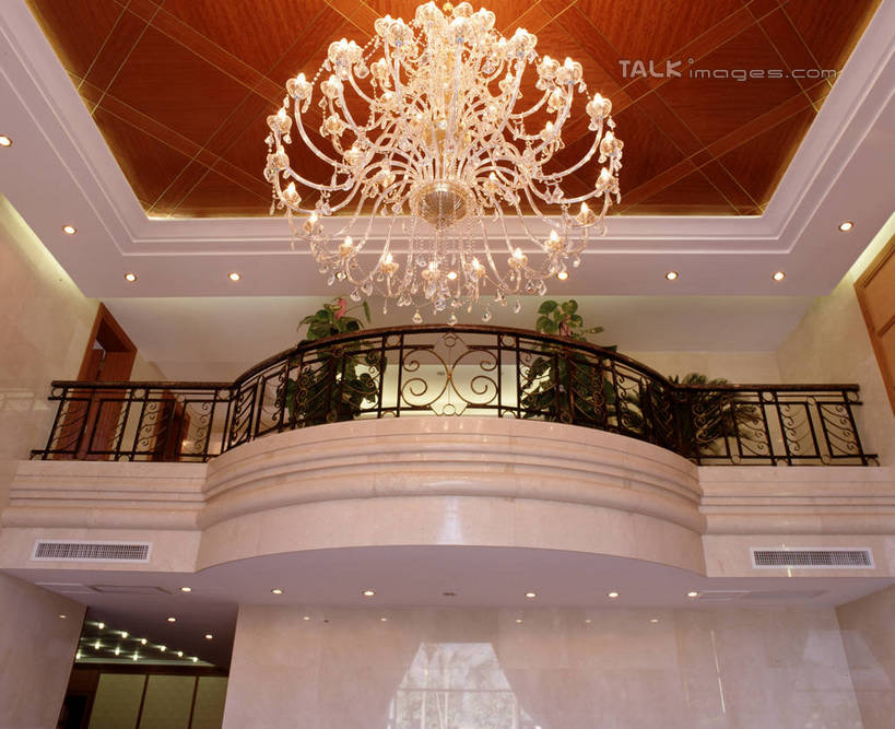 无人,家,栏杆,横图,室内,白天,仰视,时尚,植物,别墅,窗户,窗帘,家具,天花板,装修,建筑,照明,欧式,阴影,装饰,光线,盆栽,影子,房屋,墙,屋子,公寓,围栏,灯光,盆景,水晶,豪华,建设,现代,装潢,洋房,护栏,楼房,吊灯,水晶灯,玻璃窗,墙壁,墙面,住宅,灯,绿色,自然,帘子,灯具,室内装潢,遮阳,生长,成长,华丽,修饰,样板房,明亮,照亮,点缀,舒适,家居装潢,照明设备,高贵,水晶吊灯,房屋设计,地中海风格,古典风格,简约风格,室内设计,宽敞,样板房装潢,衬托,美观,雅致,雅观,水晶制品,富丽,华美,设计,彩图,低角度拍摄,房子,水晶石,szzm1