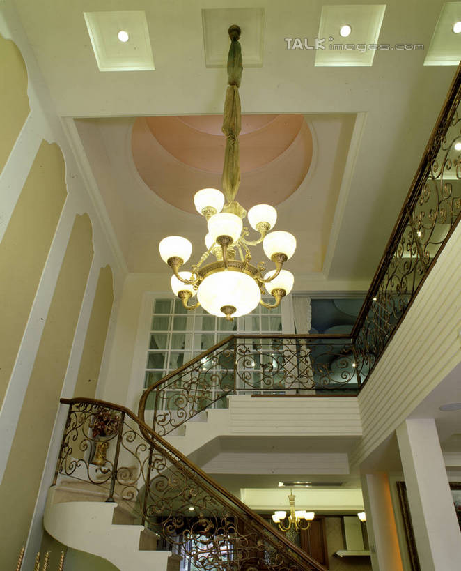 无人,家,栏杆,竖图,室内,白天,仰视,时尚,别墅,家具,楼梯,天花板,装修,建筑,照明,欧式,阴影,装饰,光线,扶手,影子,房屋,阶梯,墙,屋子,公寓,灯光,水晶,豪华,建设,现代,装潢,洋房,护栏,楼房,吊灯,水晶灯,墙壁,墙面,台阶,住宅,灯,灯具,室内装潢,华丽,样板房,明亮,照亮,舒适,家居装潢,照明设备,高贵,水晶吊灯,房屋设计,地中海风格,古典风格,简约风格,室内设计,宽敞,样板房装潢,水晶制品,富丽,华美,设计,彩图,低角度拍摄,房子,水晶石,szzm1