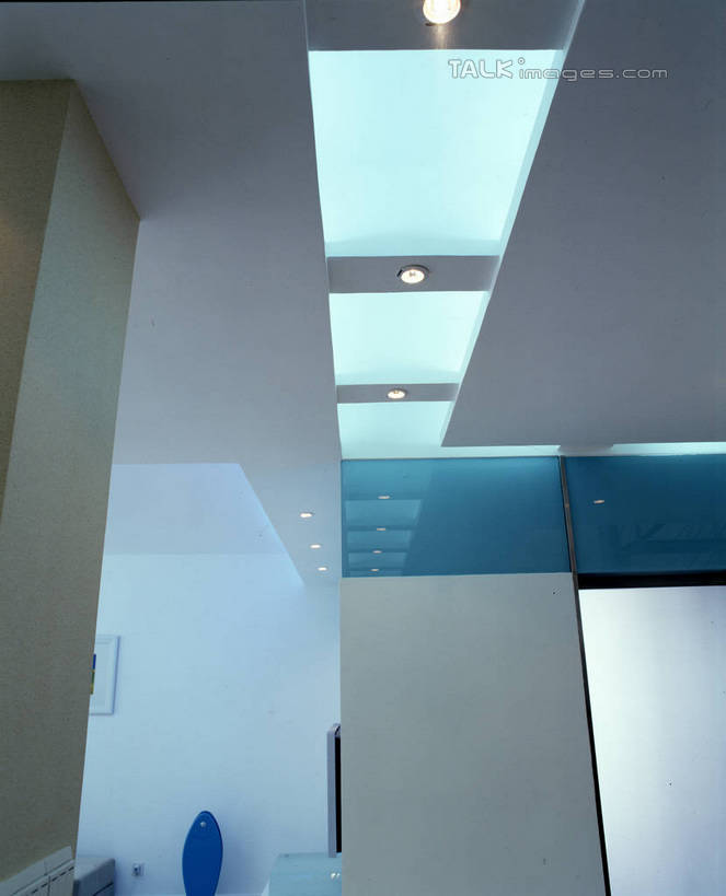 无人,家,竖图,室内,白天,仰视,别墅,家具,天花板,装修,建筑,花瓶,照明,欧式,阴影,装饰,光线,影子,房屋,墙,屋子,公寓,灯光,豪华,建设,现代,装潢,洋房,楼房,顶灯,墙壁,墙面,住宅,玻璃制品,灯,玻璃瓶,瓶子,灯具,室内装潢,样板房,明亮,照亮,舒适,家居装潢,照明设备,房屋设计,地中海风格,古典风格,简约风格,室内设计,宽敞,样板房装潢,设计,彩图,低角度拍摄,房子,szzm1