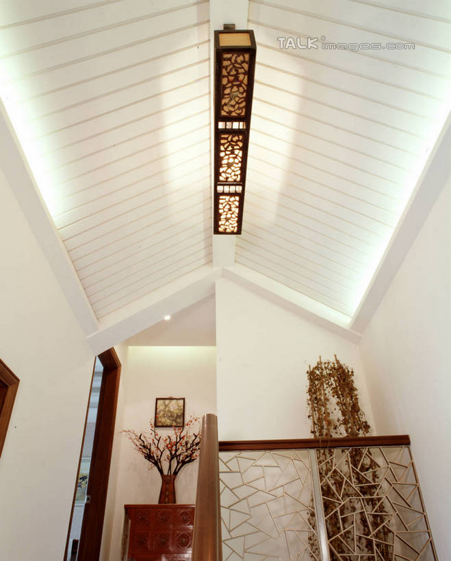 无人,家,竖图,室内,白天,仰视,绘画,植物,别墅,家具,天花板,装修,建筑,照明,欧式,阴影,艺术,装饰,盛开,光线,盆栽,影子,房屋,墙,屋子,公寓,灯光,盆景,古典,豪华,花蕾,文化,建设,现代,装潢,洋房,楼房,顶灯,墙壁,墙面,住宅,灯,花,花瓣,花朵,鲜花,绿色,自然,工艺品,灯具,室内装潢,花苞,花蕊,品味,生长,成长,样板房,明亮,照亮,美术,高雅,舒适,家居装潢,照明设备,挂画,房屋设计,地中海风格,古典风格,简约风格,室内设计,宽敞,样板房装潢,美学,设计,装饰画,彩图,低角度拍摄,房子,szzm1