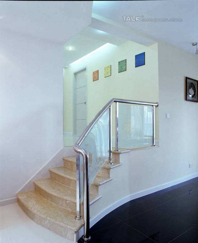 无人,家,栏杆,竖图,室内,白天,正面,绘画,别墅,家具,楼梯,天花板,装修,建筑,照明,欧式,阴影,艺术,装饰,光线,扶手,影子,房屋,阶梯,墙,屋子,公寓,灯光,古典,豪华,文化,建设,现代,装潢,洋房,护栏,楼房,顶灯,墙壁,墙面,台阶,住宅,灯,白色,工艺品,灯具,室内装潢,品味,样板房,明亮,照亮,美术,高雅,舒适,家居装潢,照明设备,挂画,房屋设计,地中海风格,古典风格,简约风格,室内设计,宽敞,样板房装潢,美学,设计,装饰画,彩图,房子,szzm1