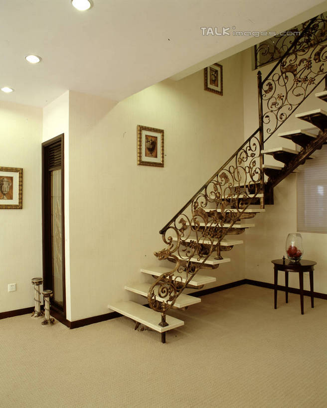 无人,家,栏杆,竖图,室内,白天,正面,绘画,别墅,家具,楼梯,门,天花板,装修,建筑,照明,欧式,阴影,艺术,装饰,光线,扶手,影子,房屋,阶梯,墙,屋子,公寓,灯光,古典,豪华,文化,建设,现代,装潢,洋房,护栏,楼房,顶灯,墙壁,墙面,台阶,住宅,灯,工艺品,灯具,门框,室内装潢,品味,样板房,明亮,照亮,美术,高雅,舒适,家居装潢,照明设备,挂画,房屋设计,地中海风格,古典风格,简约风格,室内设计,宽敞,样板房装潢,美学,设计,装饰画,彩图,房子,szzm1