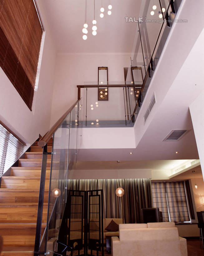 无人,家,栏杆,竖图,室内,白天,仰视,绘画,别墅,窗户,窗帘,家具,楼梯,天花板,装修,建筑,照明,欧式,阴影,艺术,装饰,光线,扶手,影子,房屋,阶梯,墙,屋子,公寓,走道,走廊,过道,灯光,古典,豪华,文化,建设,现代,装潢,洋房,护栏,楼房,顶灯,玻璃窗,墙壁,墙面,台阶,住宅,灯,白色,帘子,工艺品,灯具,室内装潢,品味,遮阳,华丽,修饰,样板房,明亮,照亮,美术,点缀,高雅,舒适,家居装潢,照明设备,挂画,房屋设计,地中海风格,古典风格,简约风格,室内设计,宽敞,样板房装潢,美学,衬托,美观,雅致,雅观,设计,装饰画,彩图,低角度拍摄,房子,szzm1