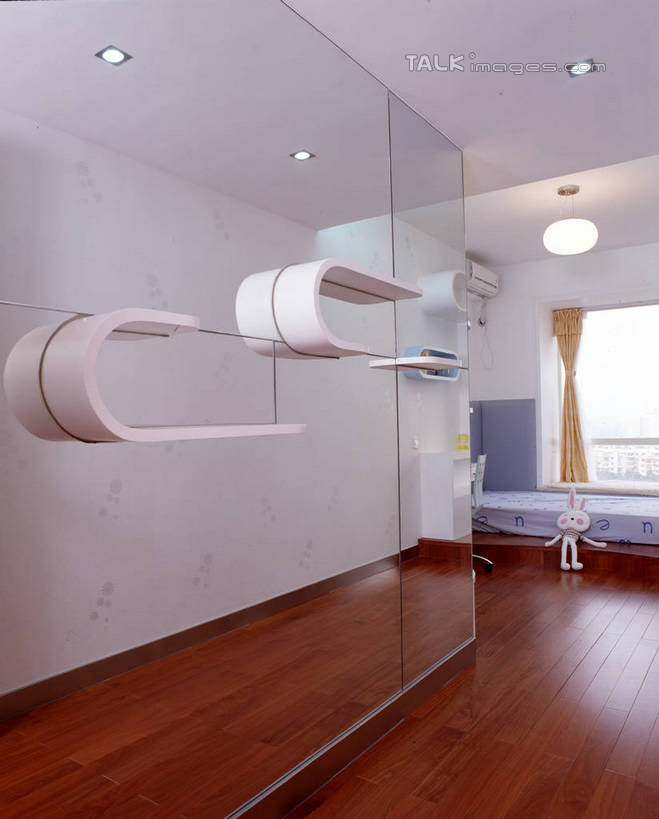 无人,家,竖图,室内,白天,正面,别墅,窗户,窗帘,地板,家具,天花板,装修,建筑,照明,欧式,阴影,装饰,光线,影子,房屋,墙,屋子,公寓,灯光,地面,豪华,建设,现代,装潢,洋房,楼房,顶灯,木地板,玻璃窗,墙壁,墙面,住宅,灯,帘子,灯具,室内装潢,遮阳,华丽,修饰,样板房,明亮,照亮,点缀,舒适,家居装潢,照明设备,房屋设计,地中海风格,古典风格,简约风格,室内设计,宽敞,样板房装潢,衬托,美观,雅致,雅观,设计,彩图,房子,szzm1