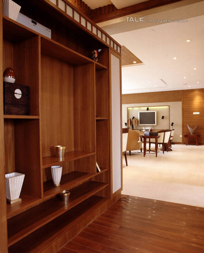 无人,家,客厅,竖图,室内,白天,正面,别墅,地板,地毯,家具,沙发,装修,桌子,建筑,电视,花瓶,欧式,阴影,装饰,编织,反射,木制,影子,手工艺品,陶瓷,房屋,墙,屋子,公寓,陶瓷制品,织物,地面,豪华,茶几,建设,现代,装潢,洋房,楼房,木地板,墙壁,墙面,住宅,白色,木制品,瓶子,工艺品,室内装潢,华丽,修饰,样板房,明亮,点缀,起居室,舒适,家居装潢,彩电,房屋设计,地中海风格,古典风格,简约风格,布艺沙发,室内设计,宽敞,样板房装潢,衬托,美观,雅致,雅观,彩色电视机,显像管屏,显像管屏幕,客堂,设计,电视机,彩图,房子,szzm1