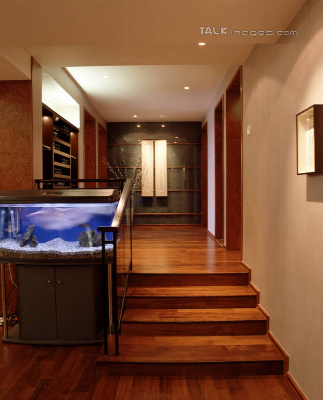 无人,家,客厅,栏杆,竖图,室内,白天,正面,绘画,别墅,家具,楼梯,天花板,装修,建筑,玻璃,照明,欧式,阴影,艺术,装饰,光线,扶手,影子,房屋,阶梯,墙,屋子,公寓,灯光,鱼缸,古典,豪华,文化,建设,现代,装潢,洋房,护栏,楼房,顶灯,墙壁,墙面,台阶,住宅,玻璃制品,灯,白色,工艺品,灯具,室内装潢,品味,样板房,明亮,照亮,美术,起居室,高雅,舒适,家居装潢,照明设备,挂画,房屋设计,地中海风格,古典风格,简约风格,室内设计,宽敞,样板房装潢,美学,客堂,设计,装饰画,彩图,房子,szzm1