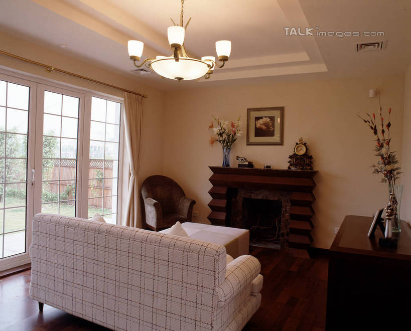 无人,家,客厅,横图,室内,白天,正面,时尚,绘画,植物,别墅,窗户,窗帘,家具,落地窗,沙发,天花板,装修,建筑,照明,欧式,阴影,艺术,装饰,盛开,光线,盆栽,影子,房屋,墙,屋子,公寓,灯光,盆景,水晶,古典,豪华,花蕾,文化,建设,现代,装潢,洋房,楼房,吊灯,水晶灯,玻璃窗,墙壁,墙面,住宅,灯,花,花瓣,花朵,鲜花,绿色,自然,帘子,工艺品,灯具,室内装潢,花苞,花蕊,品味,遮阳,生长,成长,华丽,修饰,样板房,明亮,照亮,美术,点缀,起居室,高雅,舒适,家居装潢,照明设备,高贵,挂画,水晶吊灯,房屋设计,地中海风格,古典风格,简约风格,布艺沙发,室内设计,宽敞,样板房装潢,美学,衬托,美观,雅致,雅观,水晶制品,富丽,华美,客堂,设计,装饰画,彩图,房子,水晶石,szzm1