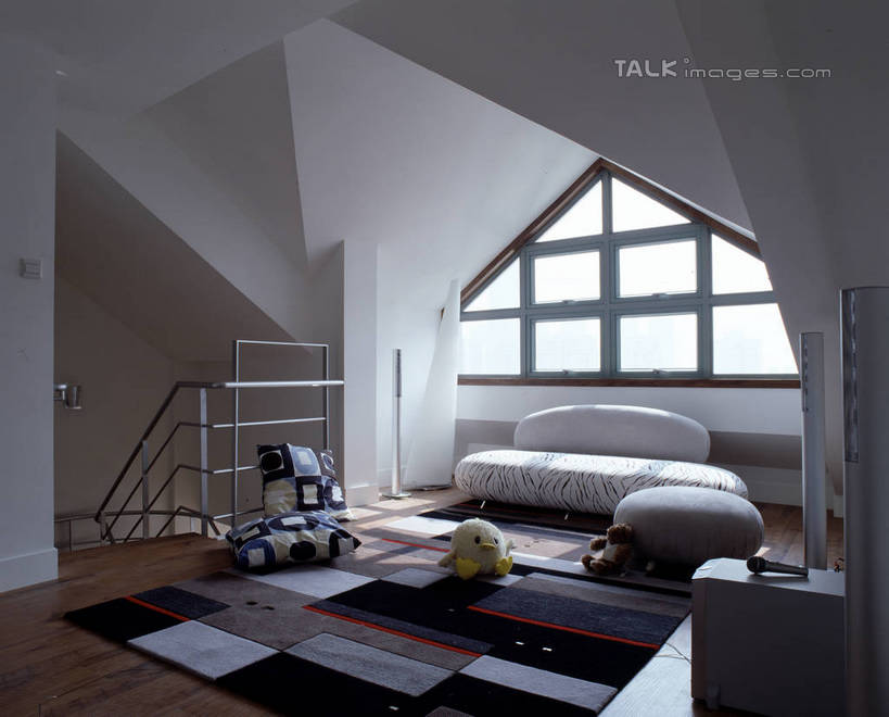 无人,家,客厅,栏杆,横图,室内,白天,正面,别墅,窗户,地板,家具,靠垫,楼梯,沙发,装修,建筑,欧式,阴影,装饰,反射,扶手,影子,房屋,阶梯,墙,屋子,公寓,靠枕,地面,豪华,建设,现代,装潢,洋房,护栏,楼房,木地板,玻璃窗,墙壁,墙面,台阶,住宅,白色,垫子,室内装潢,枕头,样板房,明亮,起居室,舒适,家居装潢,房屋设计,地中海风格,古典风格,简约风格,布艺沙发,室内设计,宽敞,样板房装潢,客堂,设计,彩图,房子,szzm1