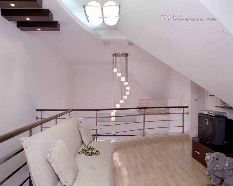 无人,家,客厅,栏杆,横图,室内,白天,正面,别墅,柜子,家具,靠垫,沙发,装修,建筑,电视,照明,欧式,阴影,装饰,光线,影子,房屋,墙,屋子,公寓,围栏,灯光,靠枕,豪华,建设,现代,装潢,洋房,护栏,楼房,顶灯,墙壁,墙面,住宅,灯,白色,灯具,电视柜,垫子,室内装潢,枕头,样板房,明亮,照亮,起居室,舒适,家居装潢,照明设备,储存,彩电,房屋设计,地中海风格,古典风格,简约风格,布艺沙发,室内设计,宽敞,样板房装潢,彩色电视机,显像管屏,显像管屏幕,客堂,储备,蕴藏,贮备,设计,电视机,彩图,房子,视听柜,贮存,szzm1