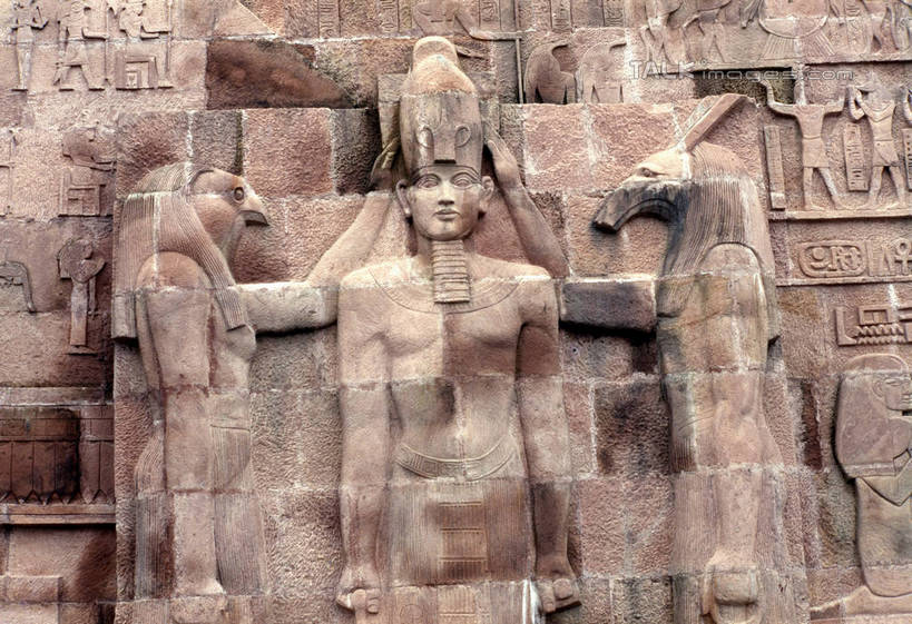 西方人,一个人,无人,站,举,横图,室外,白天,正面,旅游,度假,绘画,名胜古迹,标志建筑,地标,建筑,狼,雕塑,欧洲,欧洲人,仅一个男性,仅一个人,仅一个中年男性,阴影,神话,遗迹,艺术,装饰,光线,雕刻,雕像,浮雕,影子,注视,古迹,文化,文物,娱乐,建设,古建筑,裸露,阳光,工艺品,观察,看,托,站着,享受,休闲,旅游胜地,放松,观看,纪念,美术,察看,关注,主题,裸,传说,陈列,阿努比斯,古文明,功能,美学,胡狼头神,丧葬之神,埃及神话,男人,男性,中年男性,白种人,画画,举起,举手,举着,向上举,向上伸,向上托,站立,半身,彩图,szzm1