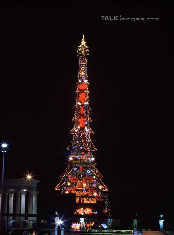 无人,竖图,室外,夜晚,仰视,旅游,度假,标志建筑,地标,建筑,路灯,夜景,照明,深圳,中国,亚洲,阴影,高大,光线,影子,塔,灯光,宏伟,娱乐,建设,灯,享受,休闲,旅游胜地,放松,照亮,照明设备,东亚,广东,鹏城,广东省,中华人民共和国,华南地区,粤,深圳市,高峻,嵬峨,彩图,低角度拍摄,szzm1