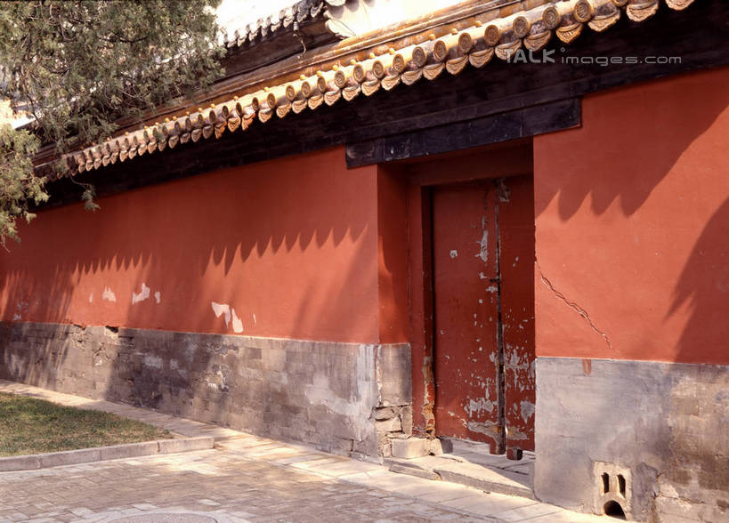 无人,故宫,横图,室外,白天,正面,旅游,度假,名胜古迹,植物,标志建筑,地标,建筑,北京,中国,亚洲,阴影,遗迹,光线,瓦片,影子,墙,屋顶,首都,顶棚,瓦,古迹,文物,娱乐,建设,古建筑,墙壁,墙面,树,树木,绿色,天空,阳光,自然,紫禁城,天,享受,休闲,旅游胜地,放松,建造,生长,成长,古文明,东亚,屋瓦,中华人民共和国,东城区,北京市,京,北平,华北地区,彩图,故宫博物院,北京紫禁城,北京故宫,szzm1