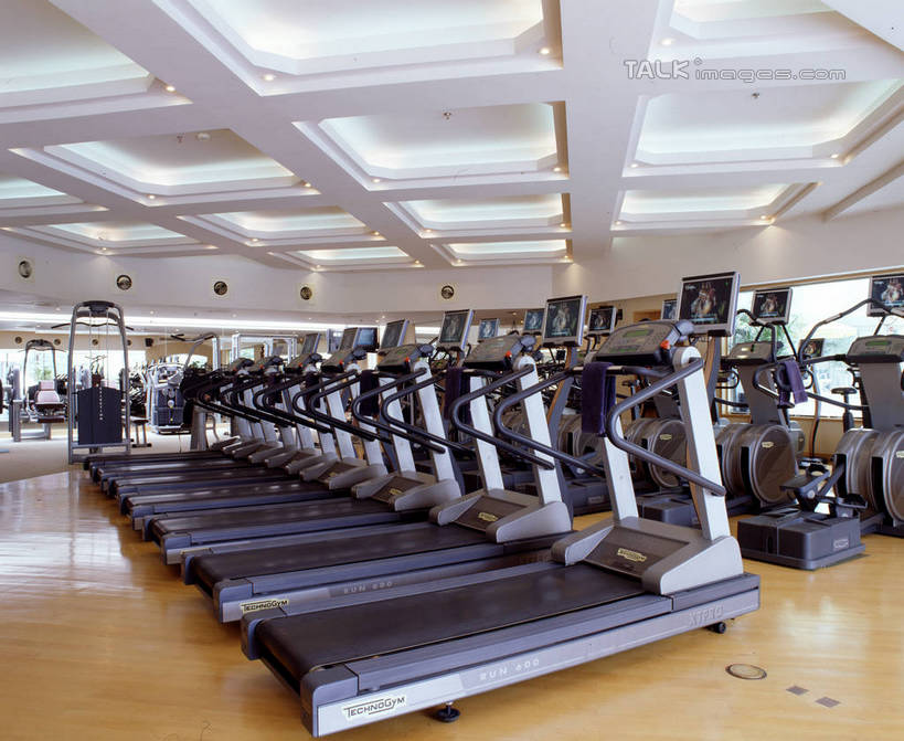 无人,健身房,横图,室内,白天,正面,地板,天花板,一排,许多,阴影,整齐,并列,并排,光线,影子,灯光,地面,很多,运动器械,木地板,排列,健身器械,队列,健身器材,平行,彩图,健身馆,运动器材,跑步机,szzm1