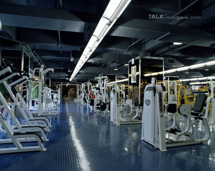 无人,健身房,横图,室内,白天,正面,天花板,一排,许多,阴影,整齐,并列,并排,光线,影子,走道,走廊,过道,灯光,很多,运动器械,排列,健身器械,队列,健身器材,平行,彩图,健身馆,运动器材,跑步机,szzm1