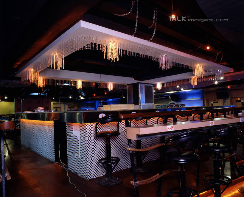 无人,酒吧,横图,室内,夜晚,正面,聚会,奢侈,夜生活,吧台,餐桌,桌子,杯子,椅子,照明,阴影,光线,高脚杯,影子,灯光,红酒杯,娱乐,顶灯,玻璃制品,灯,酒杯,灯具,休闲,服务台,放松,餐台,夜店,吧椅,照亮,葡萄酒杯,照明设备,夜总会,吧台椅,酒吧椅,玻璃杯,彩图,酒吧间,酒馆,酒吧台,szzm1