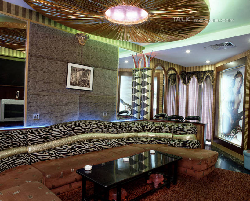 无人,餐厅,横图,室内,白天,正面,聚会,奢侈,绘画,夜生活,窗户,沙发,桌子,玻璃,照明,阴影,艺术,光线,影子,塑料,墙,灯光,古典,茶几,文化,娱乐,吊灯,玻璃窗,墙壁,墙面,玻璃制品,灯,塑料制品,工艺品,灯具,品味,休闲,放松,夜店,烟灰缸,照亮,美术,高雅,照明设备,挂画,夜总会,布艺沙发,美学,烟碟,烟盅,装饰画,烟缸,彩图,餐馆,饭店,饭馆,szzm1