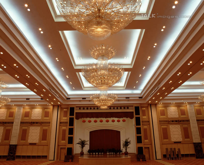 无人,会议室,横图,室内,白天,仰视,奢侈,时尚,植物,天花板,照明,开会,会议,盆栽,墙,走道,走廊,过道,灯光,盆景,水晶,豪华,吊灯,水晶灯,墙壁,墙面,灯,绿色,自然,灯具,会议厅,生长,成长,华丽,照亮,照明设备,高贵,水晶吊灯,水晶制品,富丽,华美,彩图,低角度拍摄,水晶石,奢华,szzm1